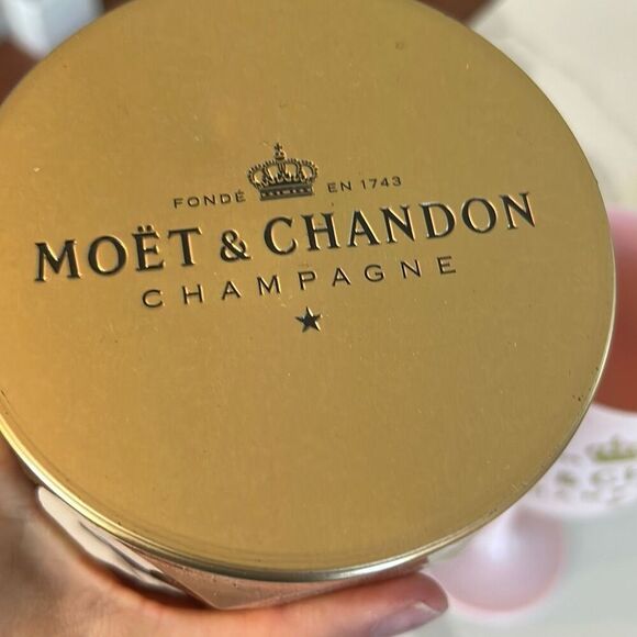 Moët & Chandon gold large tin and pink plastic glass - Picture 4 of 6